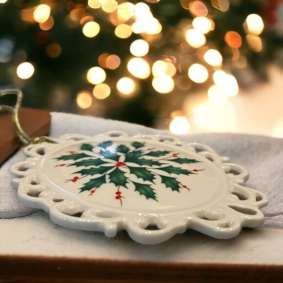 Lenox Holiday Medallion Christmas Ornament Holly Berries Pattern Porcelain 2014 - Picture 4 of 5